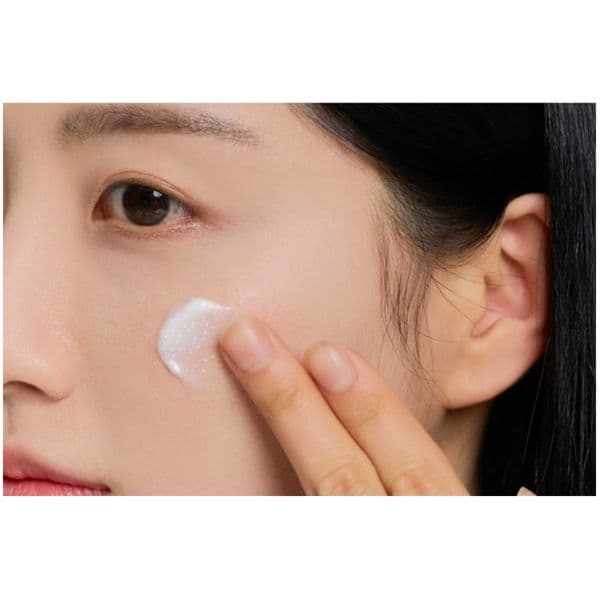 Освітлюючий, зволожуючий крем проти пігментації Skin 1004 Madagascar Centella Tone Brightening Capsule Cream 2