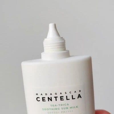 Сонцезахисний крем-молочко для шкіри, схильної до акне, Skin 1004 Madagascar Centella Tea-Trica Soothing Sun Milk 2