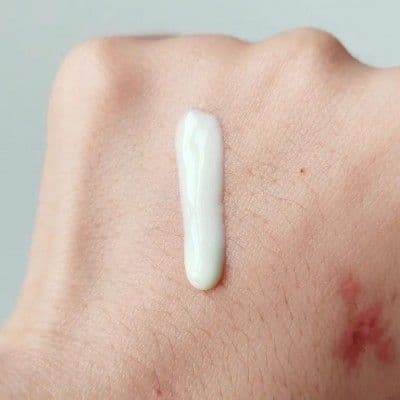 Сонцезахисний крем-молочко для шкіри, схильної до акне, Skin 1004 Madagascar Centella Tea-Trica Soothing Sun Milk 3